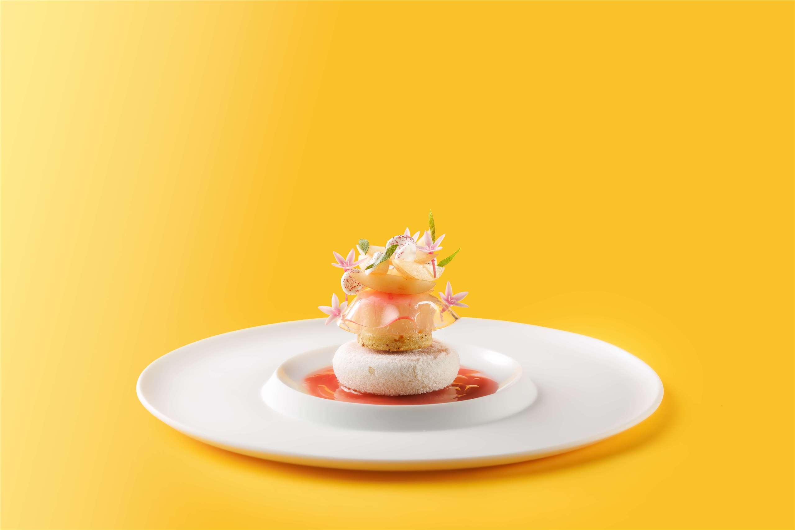 Aus dem aktuellen Menü: Vorspeise weißer Pfirsich, Magao und Zitronenverbene (Foto: La Vie by Thomas Bühner)
