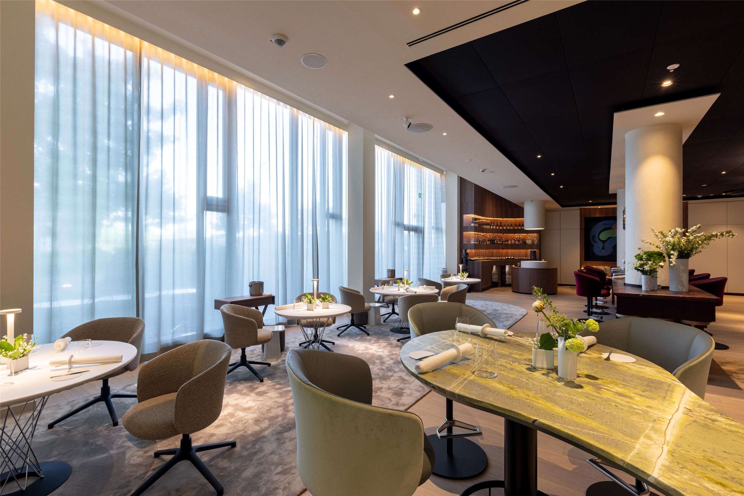 Das Interior des Pendant-Restaurants in Düsseldorf besticht mit selbiger Eleganz in Form und Farbe wie in Taipei. (Foto: Kirchgasser Photography)