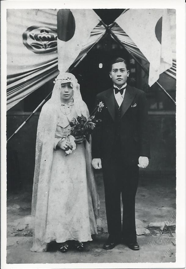 Hochzeit von Ilons Großeltern. Im Hintergrund japanische Flaggen. (Foto: Ilon Huang)