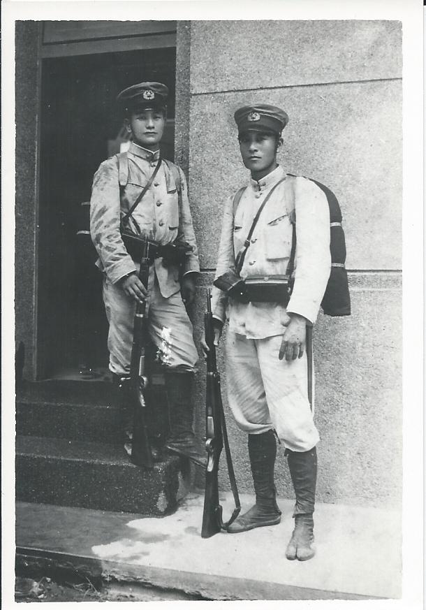 Ilons Großvater (rechts) als Polizist im Einsatz. In der Zeit des Zweiten Weltkrieges. (Foto: Ilon Huang)