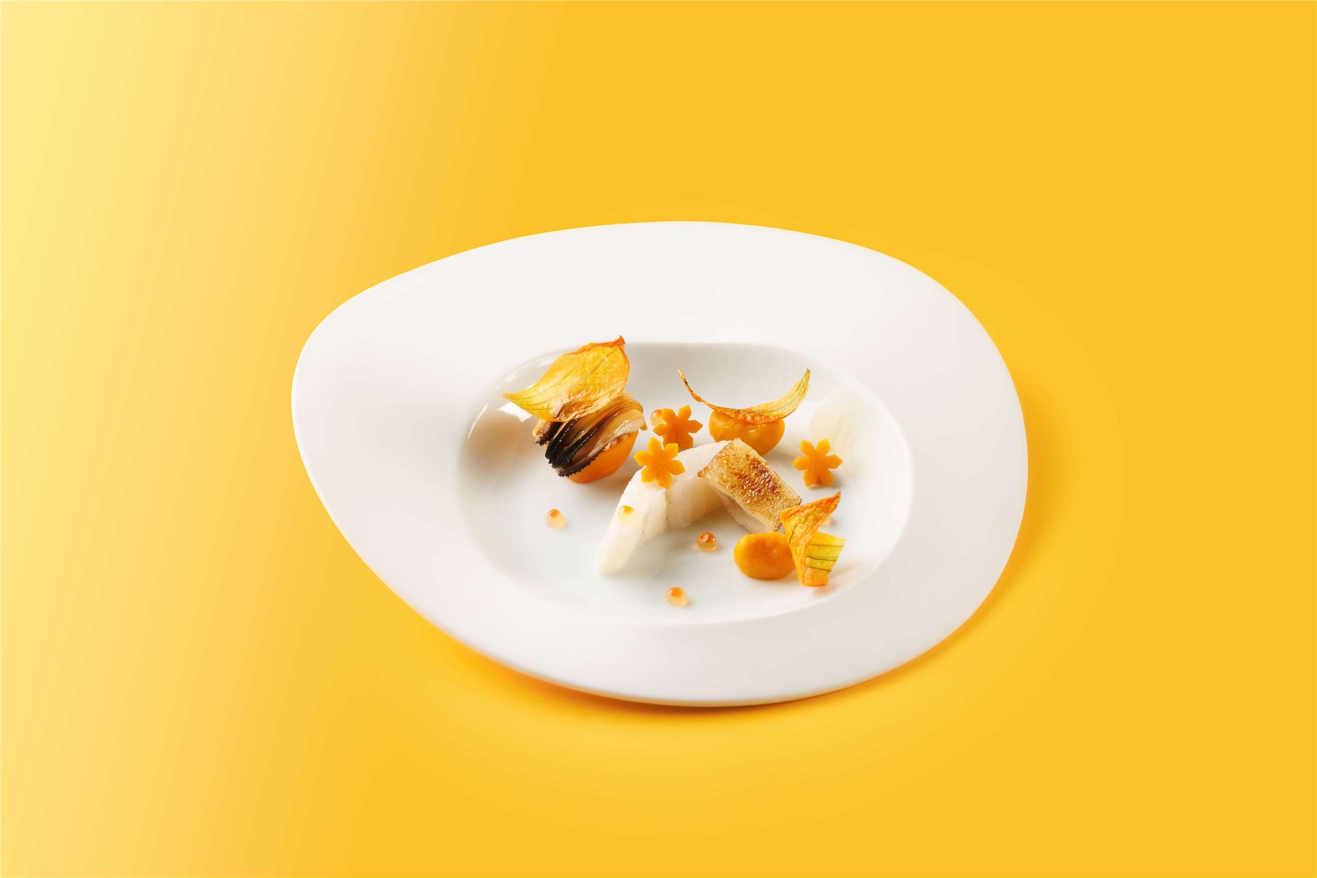 Aus dem aktuellen Menü: Hauptgang mit Steinbutt, Matsu-Muscheln und geräucherte Butter (Foto: La Vie by Thomas Bühner)