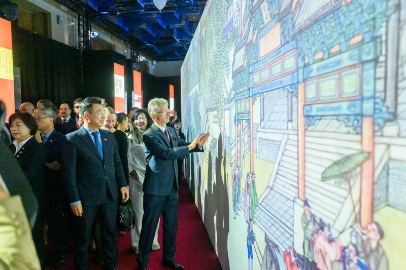 Miloš Vystrčil, Senatspräsident der Tschechischen Republik, vor der Bildrolle „Bild einer Flussuferszenerie zum Qingming-Fest“. (Foto: CNA)