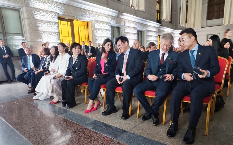 Parlamentsvizepräsident Johnny Chiang  (江啟臣, vorne rechts) nahm gemeinsam mit Abgeordneten verschiedener Parteien, darunter Yang Chiung-ying (楊瓊瓔, KMT), Chen Hsiu-pao (陳秀寶, DPP) und Lin Yi-chun (林憶君, TPP), an der Eröffnung teil und unterstrich damit die parteiübergreifende Unterstützung für Taiwans Kulturdiplomatie. (Foto: CNA)