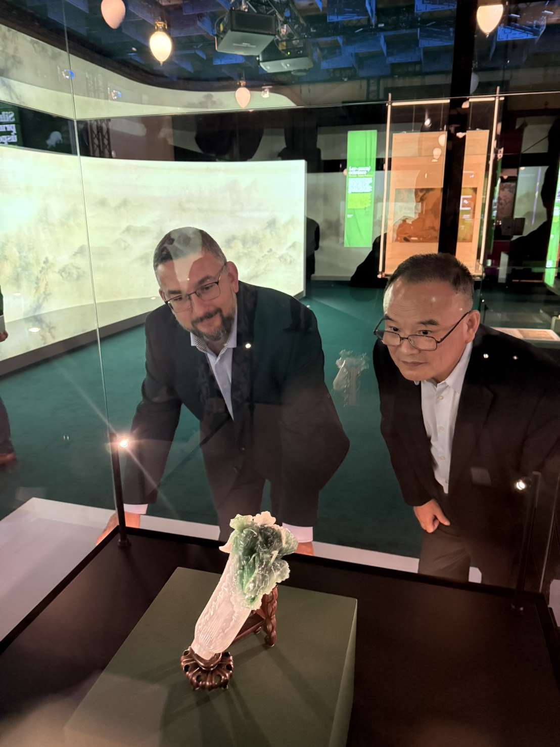 Der Generaldirektor des Nationalmuseums in Prag, Michal Lukeš (links), verglich die Bedeutung des Jadekohls (翠玉白菜) mit der Mona Lisa im Louvre. Palastmuseumsdirektor Hsiao Tsung-huang (蕭宗煌, rechts) bestätigte, dass dieses Stück auch in Europa wohl das bekannteste Objekt der Sammlung sei. (Foto: Palastmuseum)