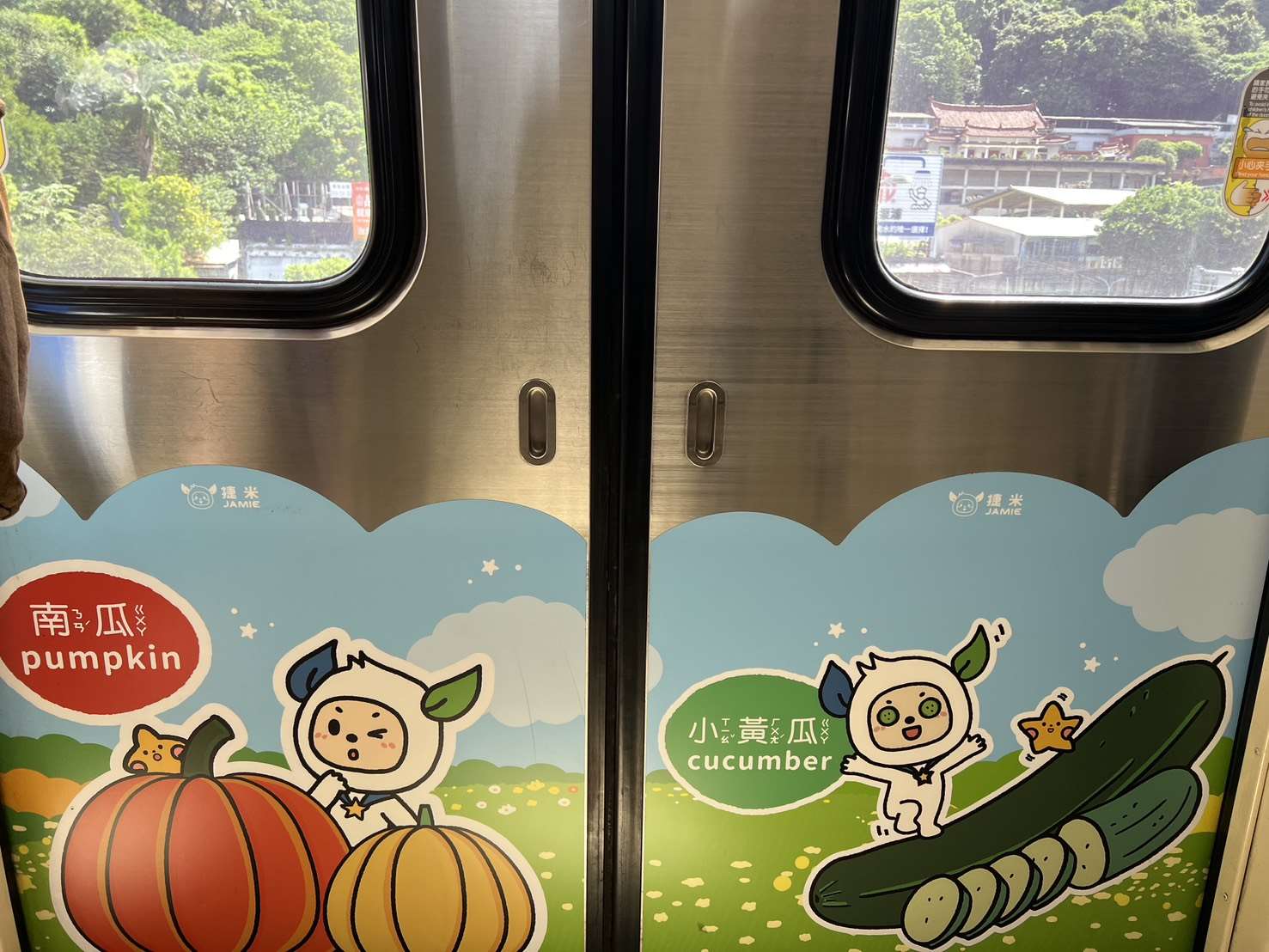 Im sogenannten Familienabteil der MRT sind die bunten Bebilderungen auch für Kinder lesbar.