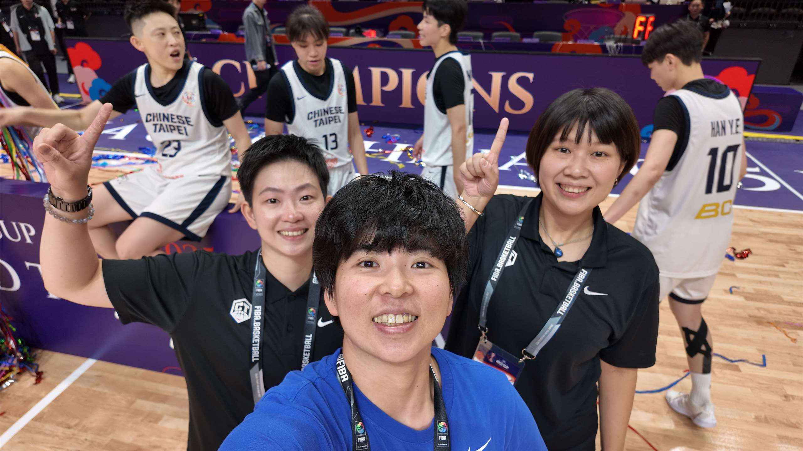 Die drei von Double Pump: (von links nach rechts) Judith Lai (賴思涵), Zoe Lee (李德郁), Gena Pan (潘郡瑤) feiern mit der Nationalmannschaft (Foto: Double Pump)