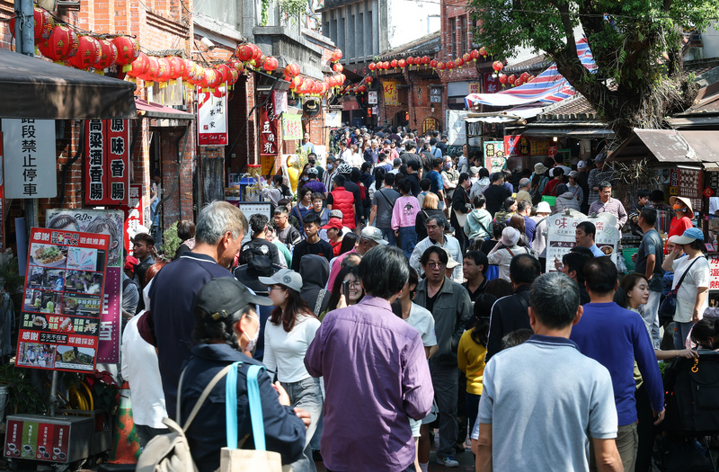 An vielen Ausflugsziele herrscht während der Feiertage zum Frühlingsfest oft großer Andrang - wie hier in der alten Straße Shenkeng am 22. Februar (Foto: CNA) 