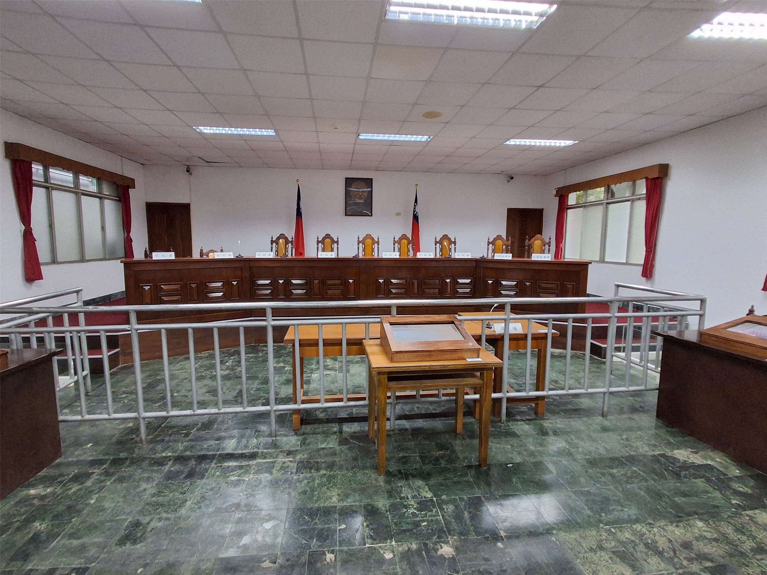 In diesem Gerichtssaal die Gerichtsverhandlung über die sogenannten „Acht von Kaohsiung“ statt. Dieser Gerichtsaal befindet sich im damaligen Jingmei Military Detention Center (景美軍事看守所) (Heute das Jing-Mei White Terror Memorial Park/白色恐怖景美紀念園區) Foto: Ilon Huang