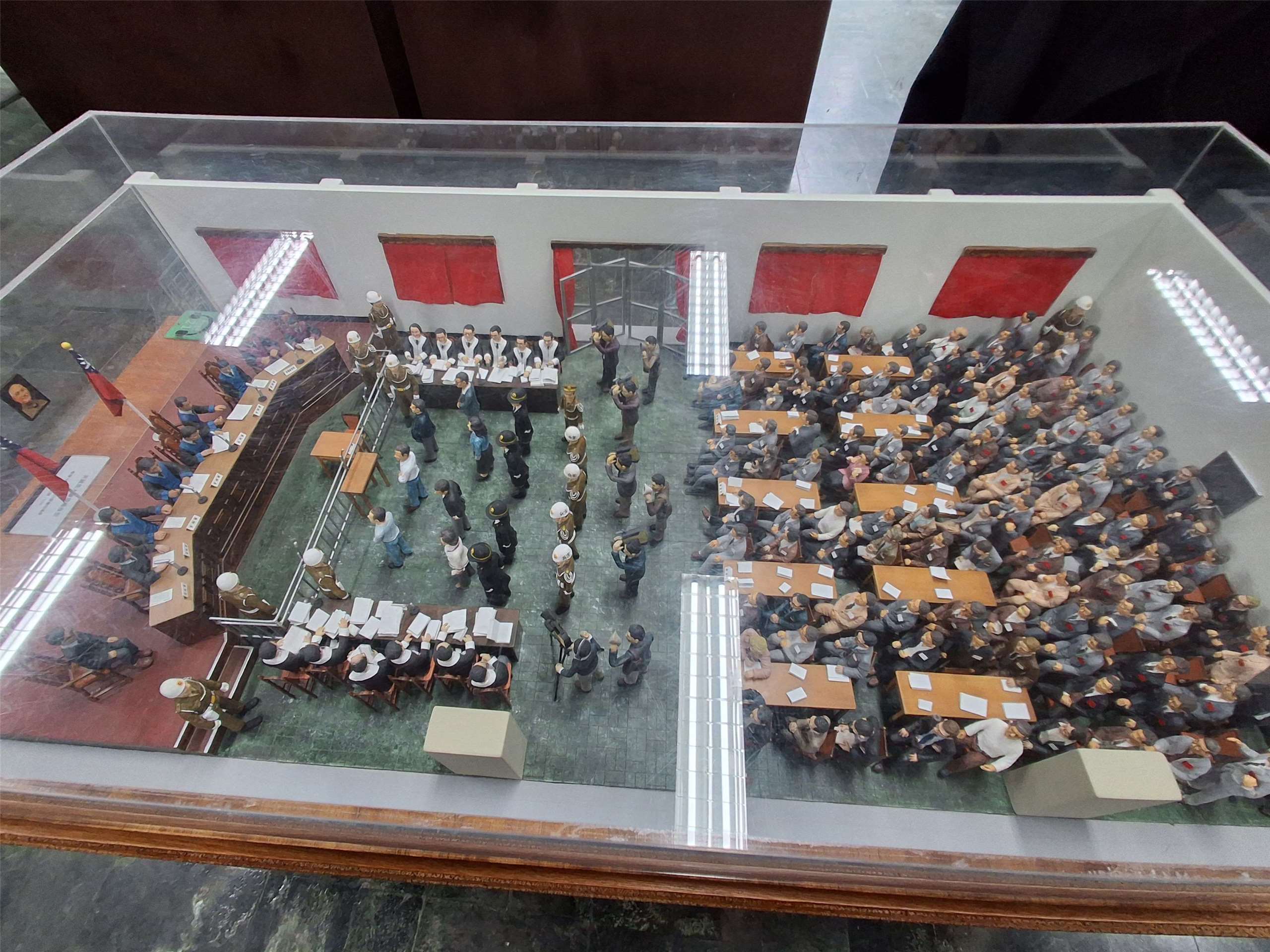 Eine Nachstellung der Gerichtsverhandlung der sogenannten „Acht von Kaohsiung“ im damaligen Jingmei Military Detention Center (景美軍事看守所) (Heute das Jing-Mei White Terror Memorial Park/白色恐怖景美紀念園區) Foto: Ilon Huang