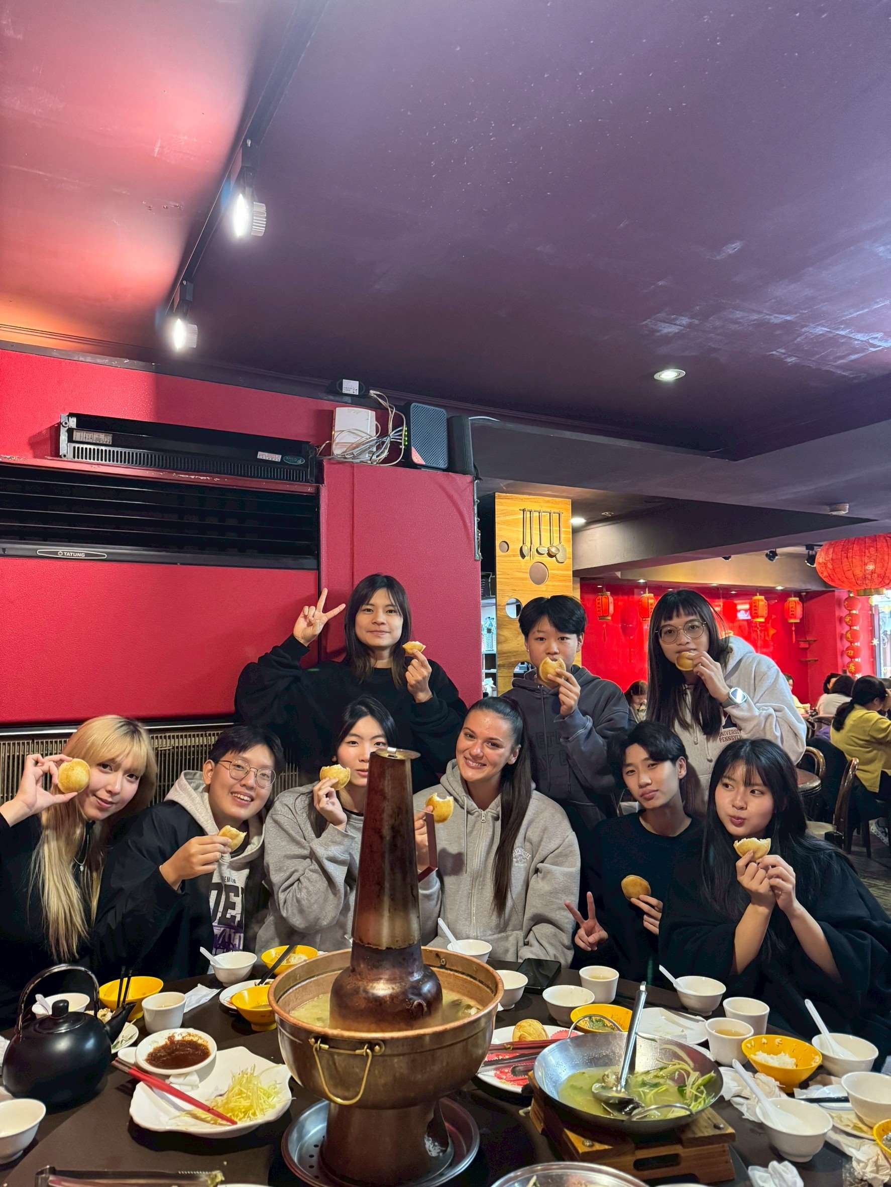 Essen ist in Taiwan immer wichtig und war auch ein Aspekt von Saras Entdeckungsreise. Hier mit ihrer Basketballmannschaft der NCCU. Mehr zum Basketball in Teil 2 (Foto: Sara Savic)