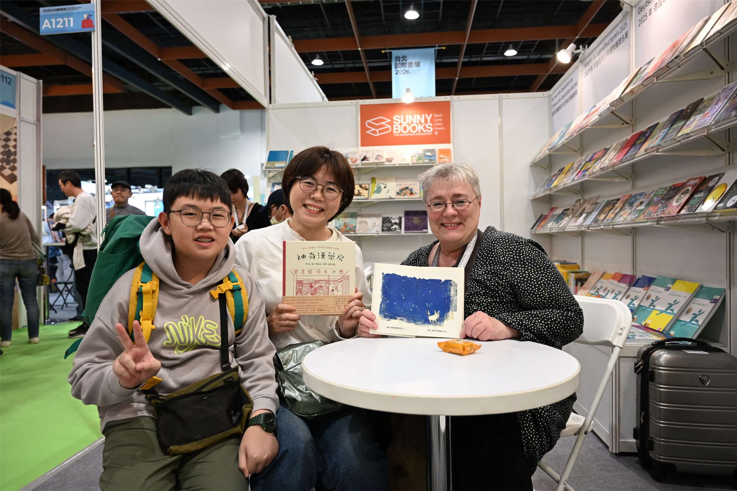 Lucia Obi, Chen Chien-Jung (陳芊榕) und ihr Sohn am deutschen Stand auf der Internationalen Buchmesse Taipei 2026.