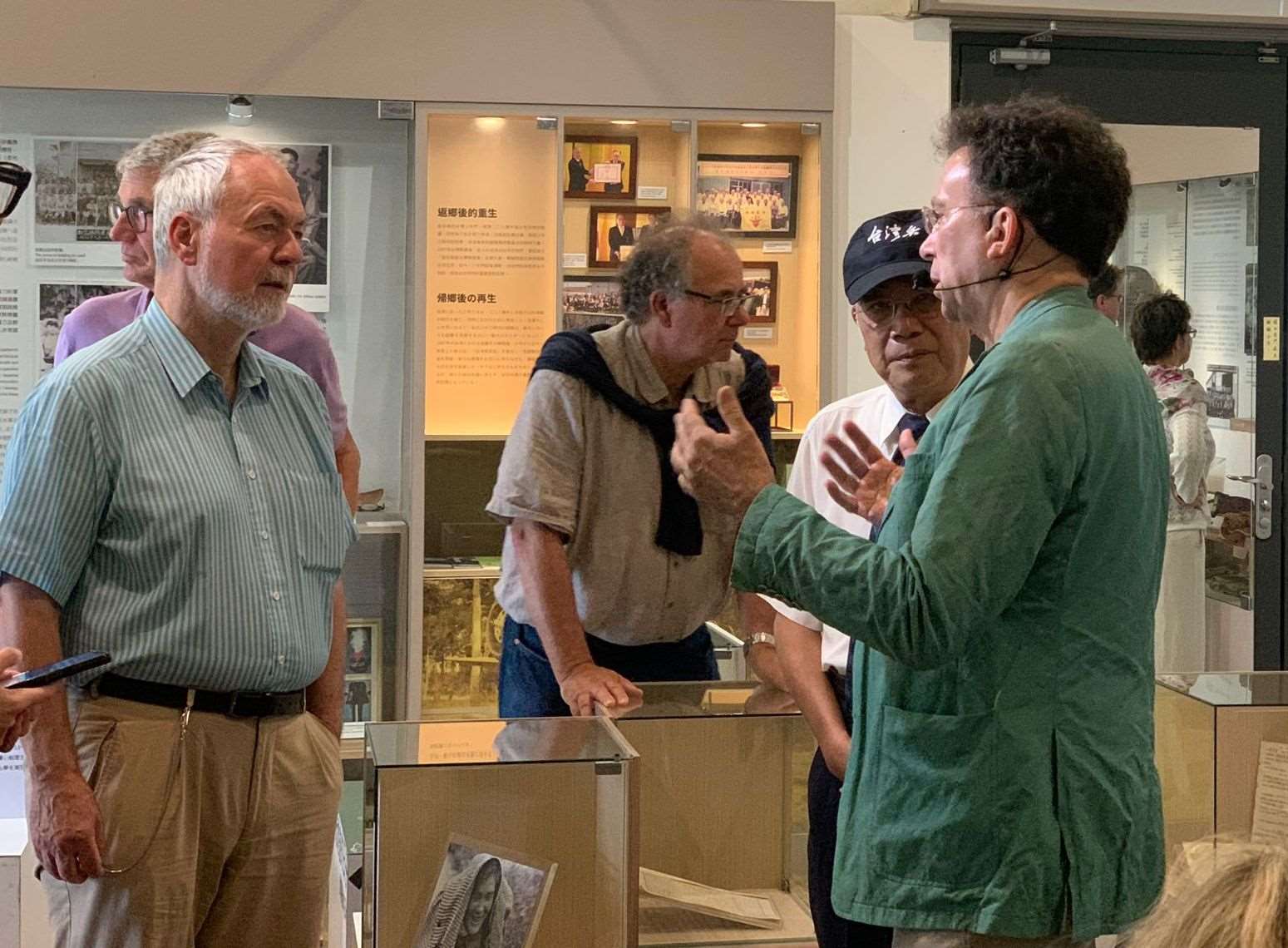 Günter dolmetscht im Museum für den Besuch der Bundesstiftung zur Aufarbeitung der SED-Diktatur, hier 2023. (Foto: Günter Witthome)