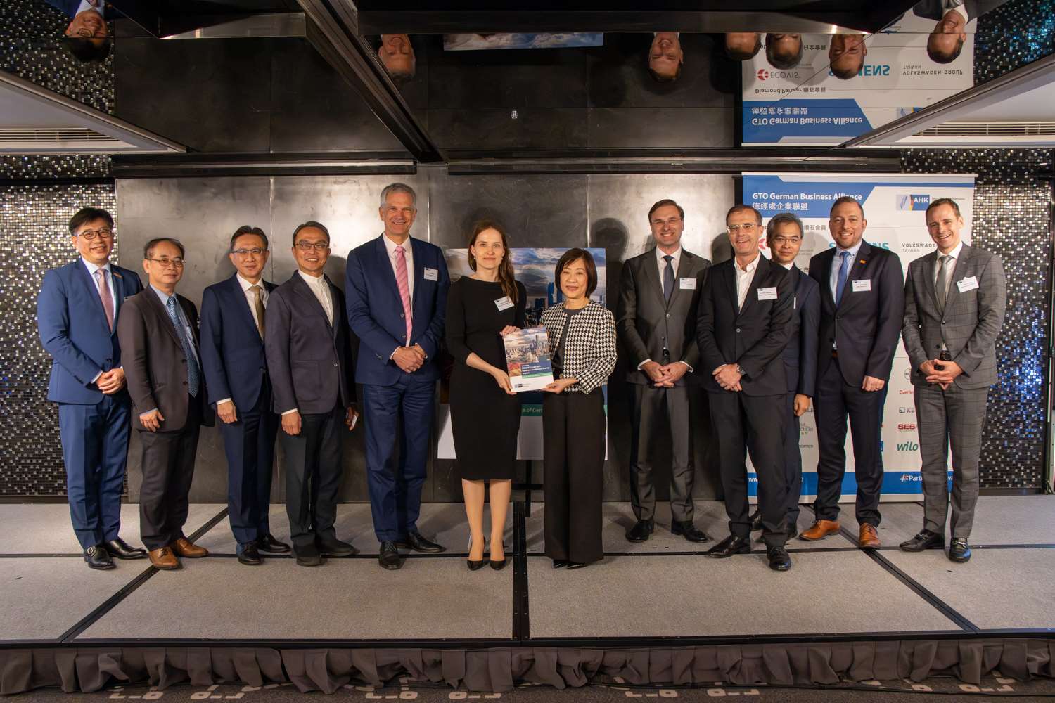 Die Ehrengäste und Sprecher des jährlich vom Deutschen Wirtschaftsbüro Taipei organisierten Economic Outlooks (Foto: Deutsches Wirtschaftsbüro Taipei)