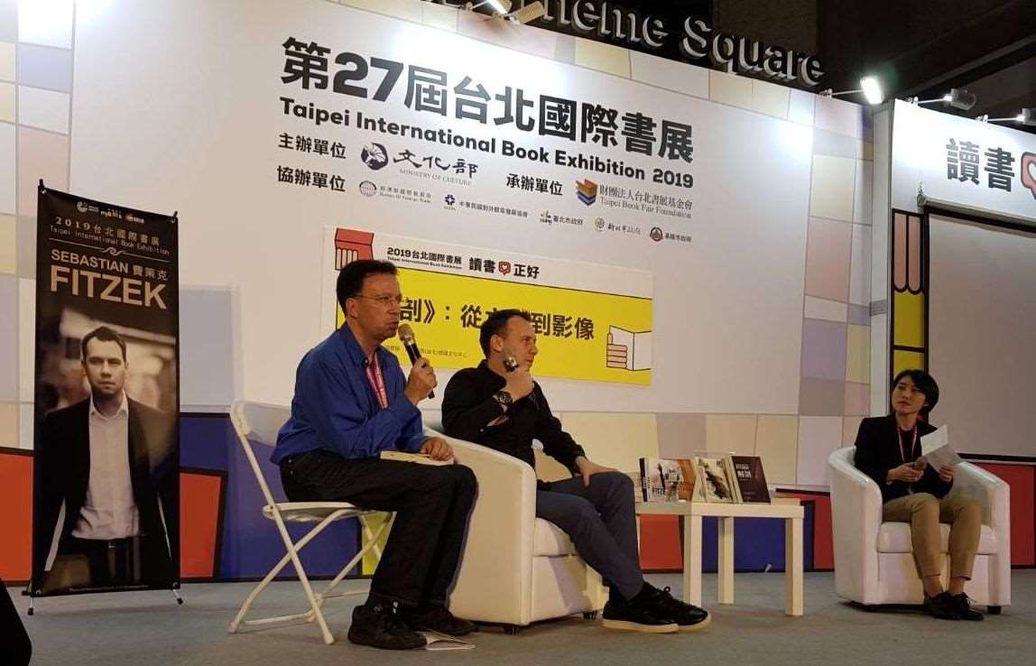 Günter dolmetscht bei dem Besuch von Autoren Sebastian Fitzek, dessen Buch für den taiwanischen Markt übersetzt wurde, auf der Taipeier Buchmesse TIBE 2019. (Foto: Günter Whittome)