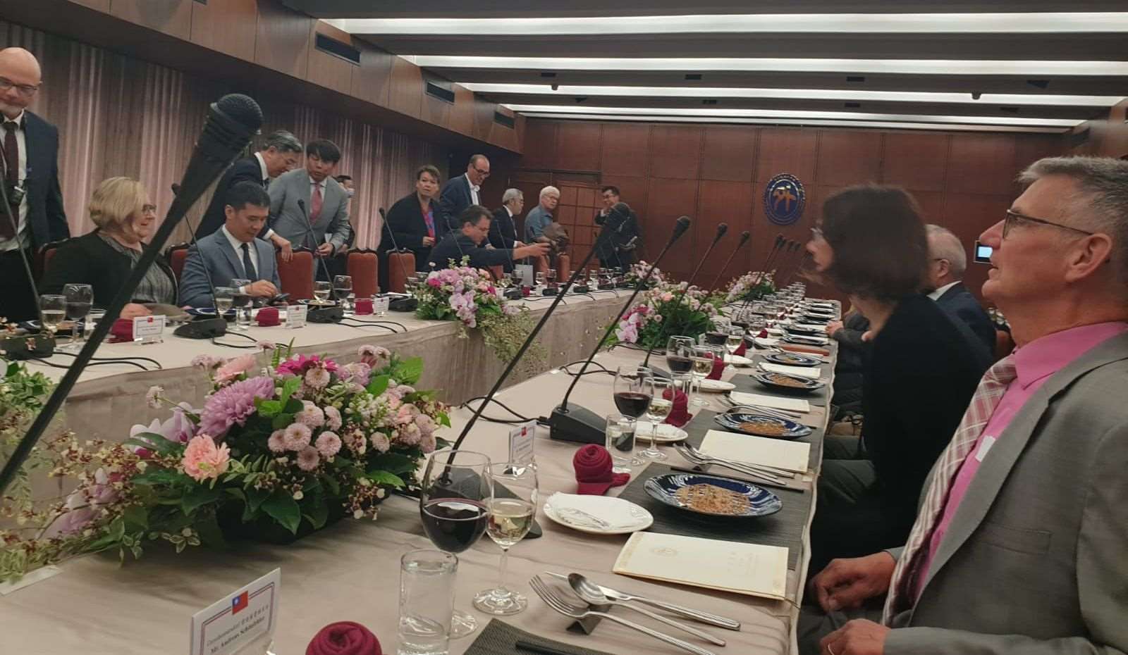 Günter dolmetscht für den Austausch der Bundesstiftung zur Aufarbeitung der SED-Diktatur mit dem taiwanischen Außenministerium, hier 2023. (Foto: Günter Witthome)
