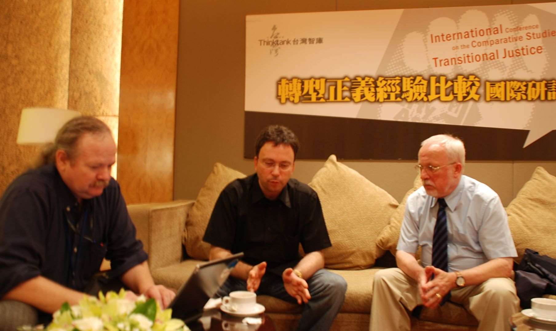 Ein besonderer Moment für Günter: dolmetschen für Lothar de Maizière, der erste und letzte demokratisch gewählte Ministerpräsident der ehemaligen DDR, der Taiwan 2007 besucht hat, um den damaligen taiwanischen Präsidenten Chen Shui-bien zur Verganganheitsaufarbeitung von Diktaturen zu beraten. (Foto: Günter Whitttome)
