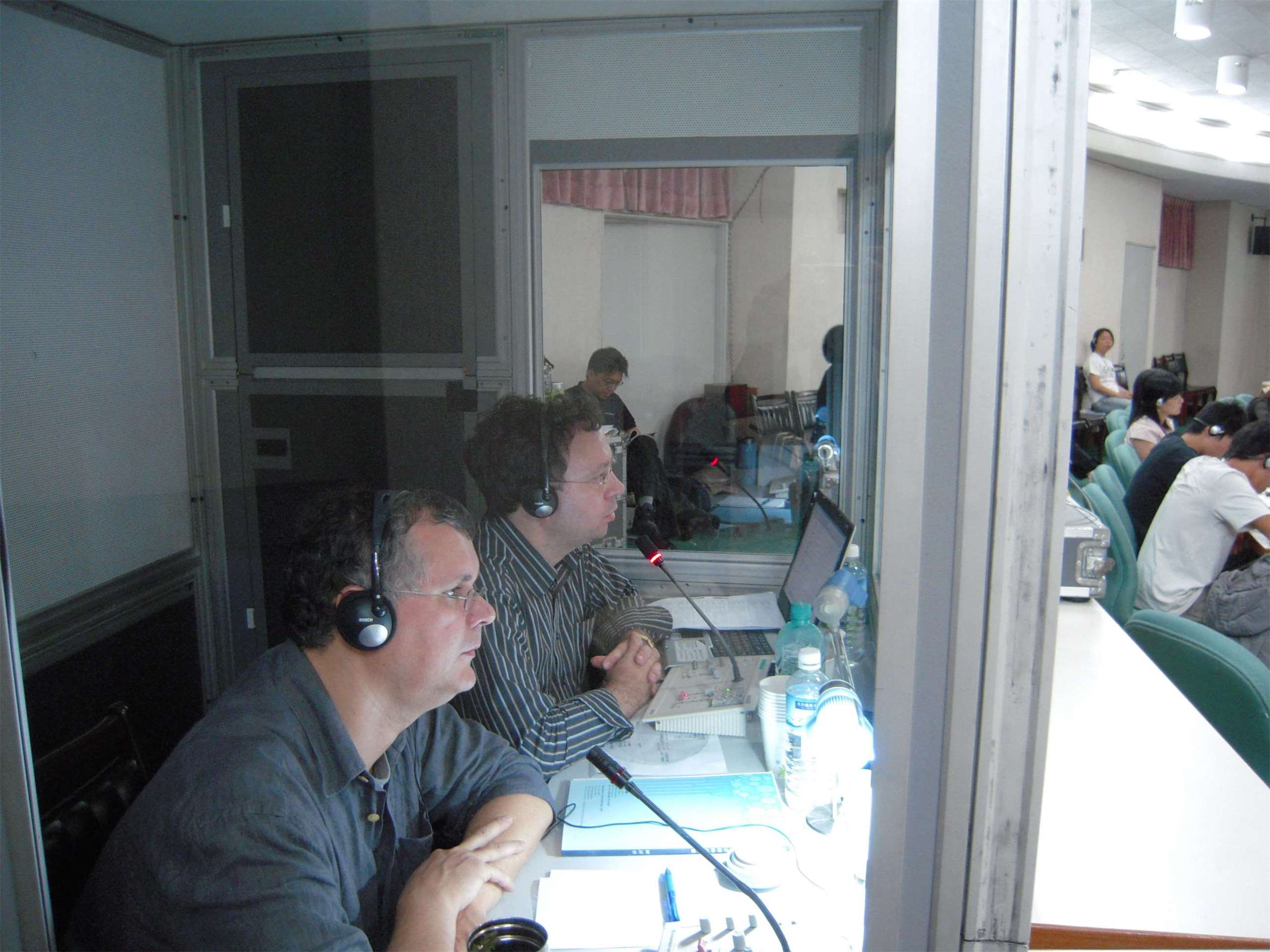 Günter im Einsatz in der typischen Dolmetscherkabine, hier eine Konferenz der TAEDP (Taiwan Alliance to End the Death Penalty), 2008. (Foto: Günter Whittome)