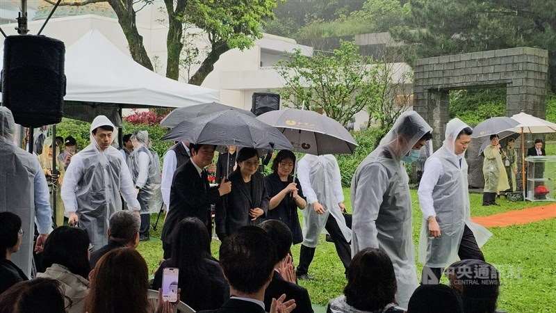 Präsident Lai Ching-te (zweiter von links) betrat am Dienstag gemeinsam mit Nylon Chengs Ehefrau den Veranstaltungsort in Neu-Taipeh. (Foto: CNA)