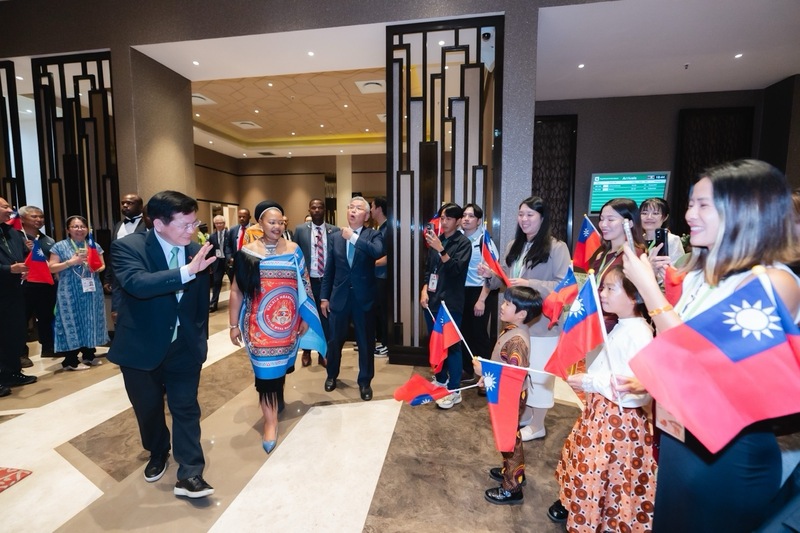 Taiwans Außenminister Lin Chia-lung (林佳龍) ist anstelle von Präsident Lai in Eswatini eingetroffen. Wie das Präsidialamt mitteilte, hat Präsident Lai Ching-te (賴清德) den Außenminister zum Sondergesandten ernannt, um König Mswati III anlässlich seines Geburtstags sowie des Jahrestags seiner Thronbesteigung aufrichtige Glückwünsche zu übermitteln und die hohe Wertschätzung für die Beziehungen zwischen Taiwan und Eswatini zu unterstreichen.