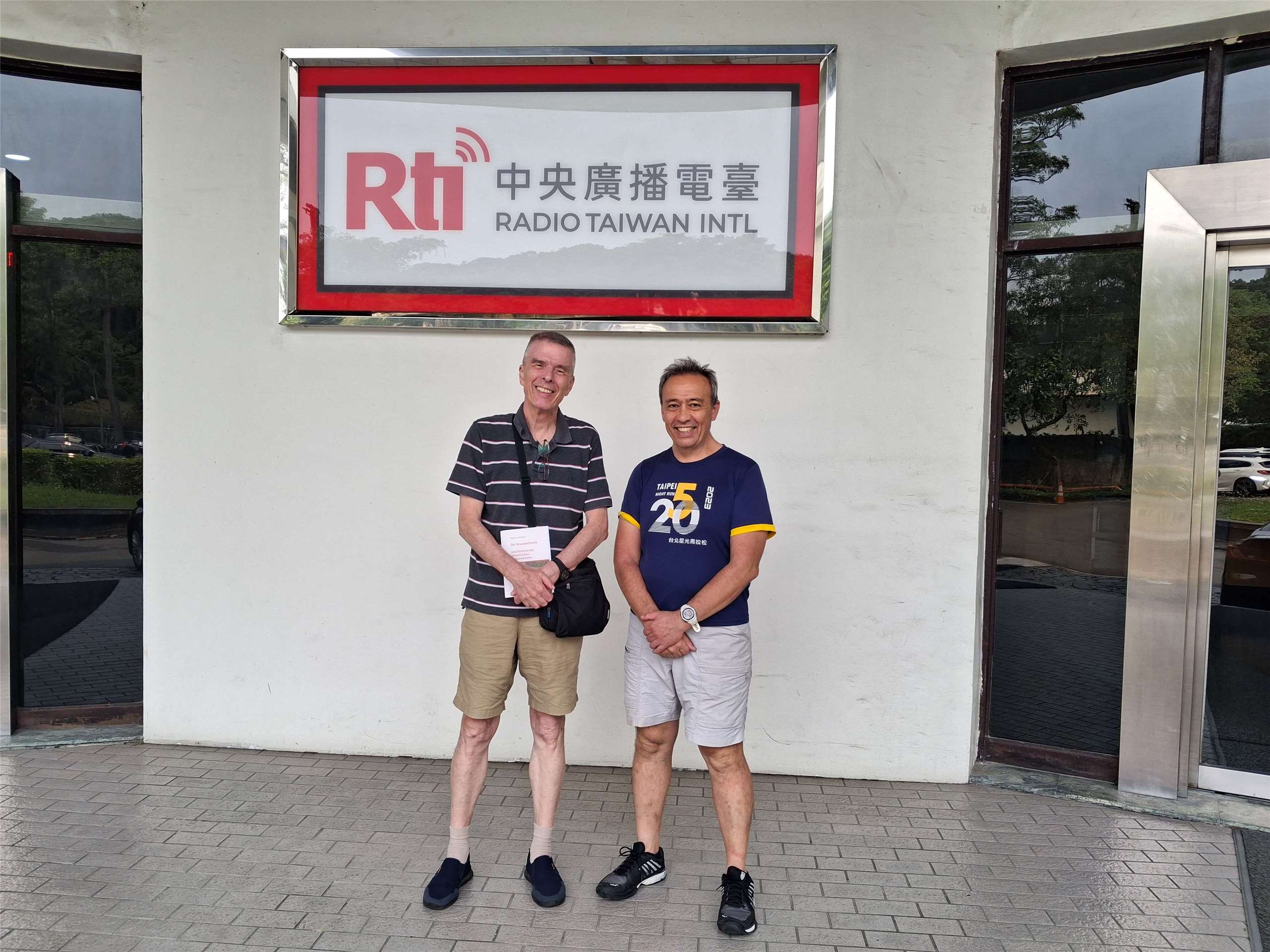 Heinz Lohmann (rechts) erzählt in Radio Taiwan International von seinem Buch "Der Brunnenfrosch - 101 Geschichten von chinesischen Sprichwörtern" (Foto: Ilon Huang)