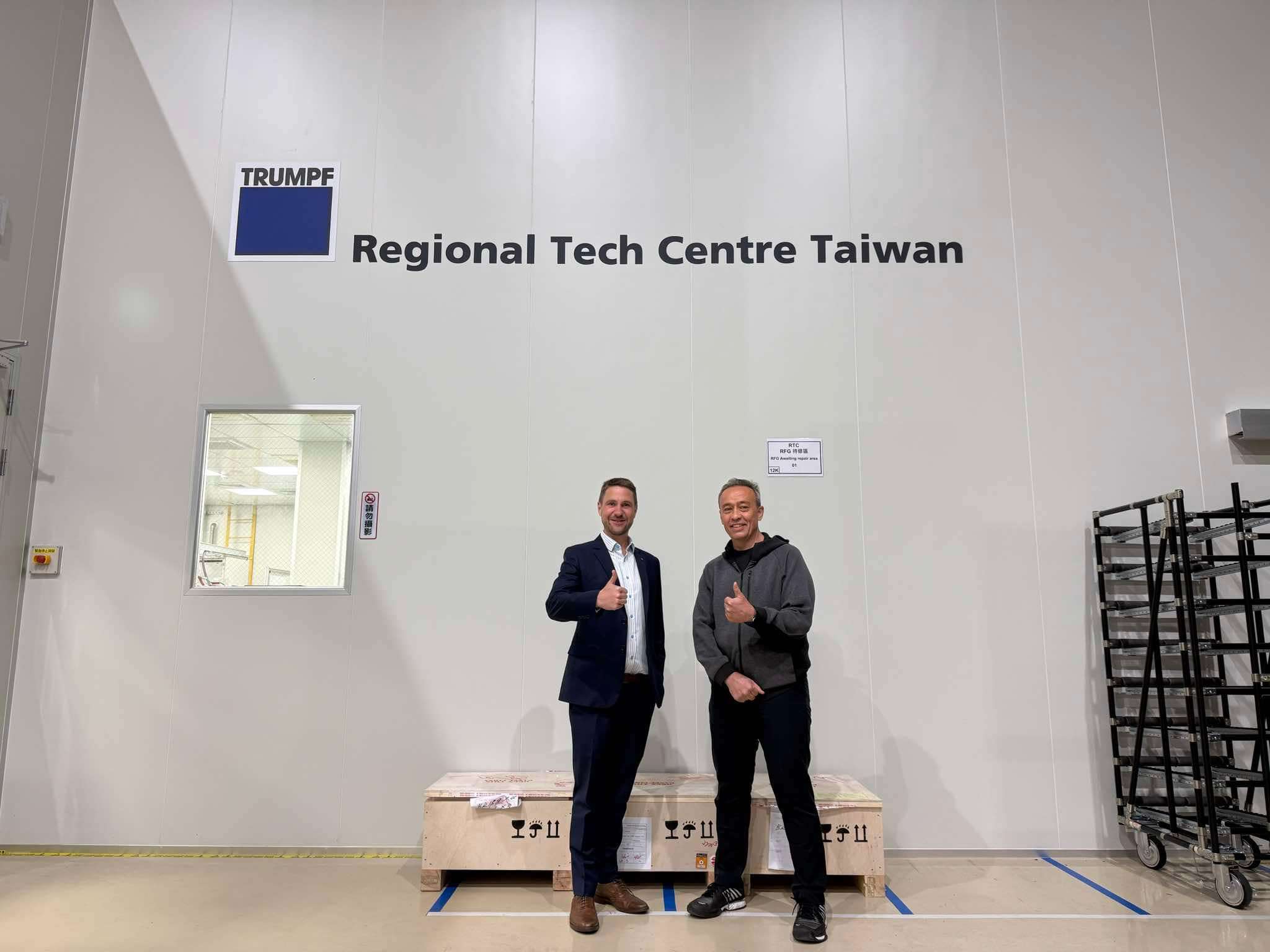 Patrick Kemnitz (links) mit Ilon Huang vor dem Regional Tech Center for Plasma Generation (Foto: Trumpf Taiwan)
