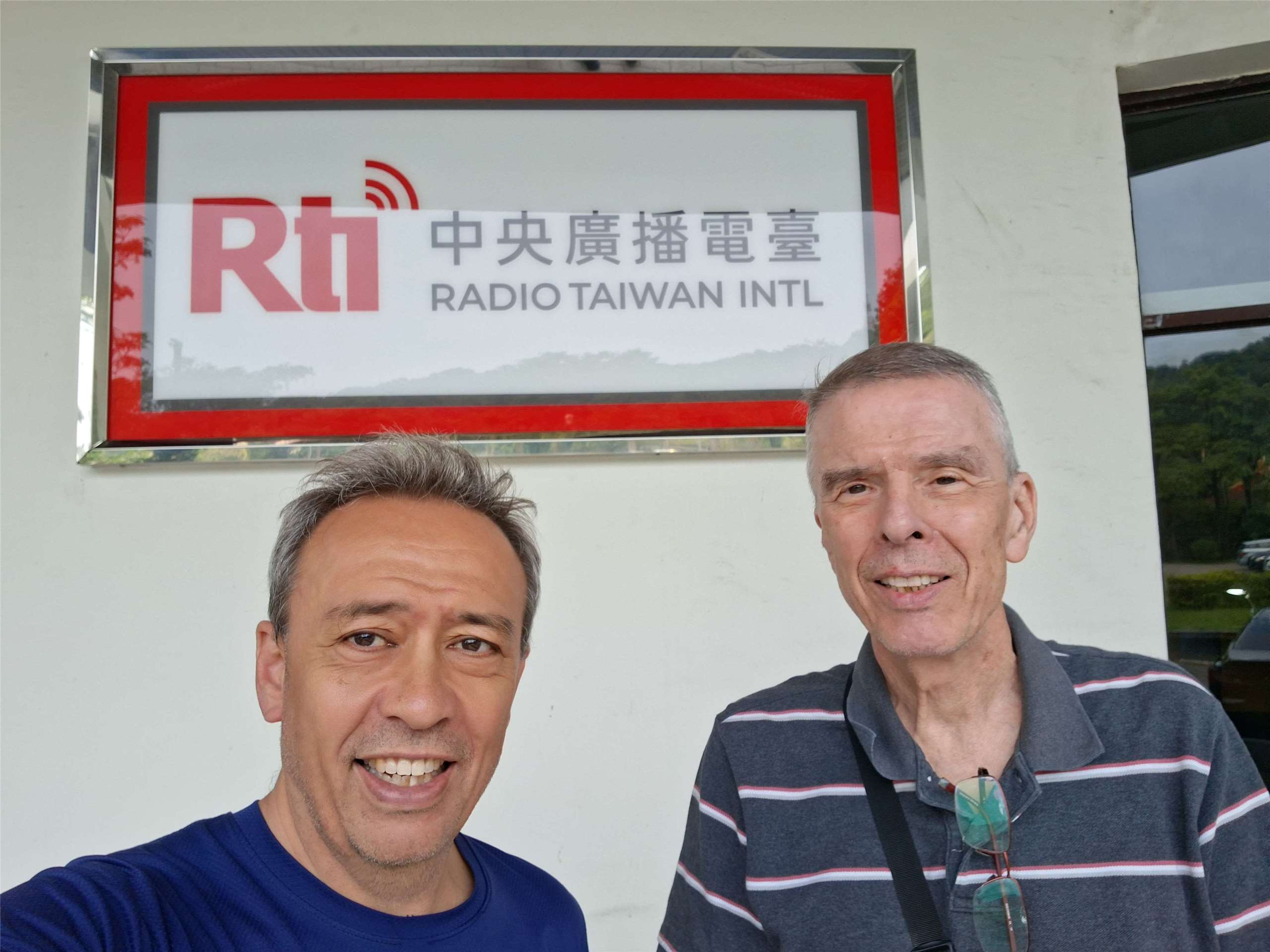 Heinz Lohmann (rechts) besucht Radio Taiwan International (Foto: Ilon Huang)