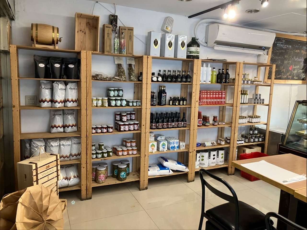 Verkauf von italienischen Produkten im Gusto Market of Taste in Taipei 