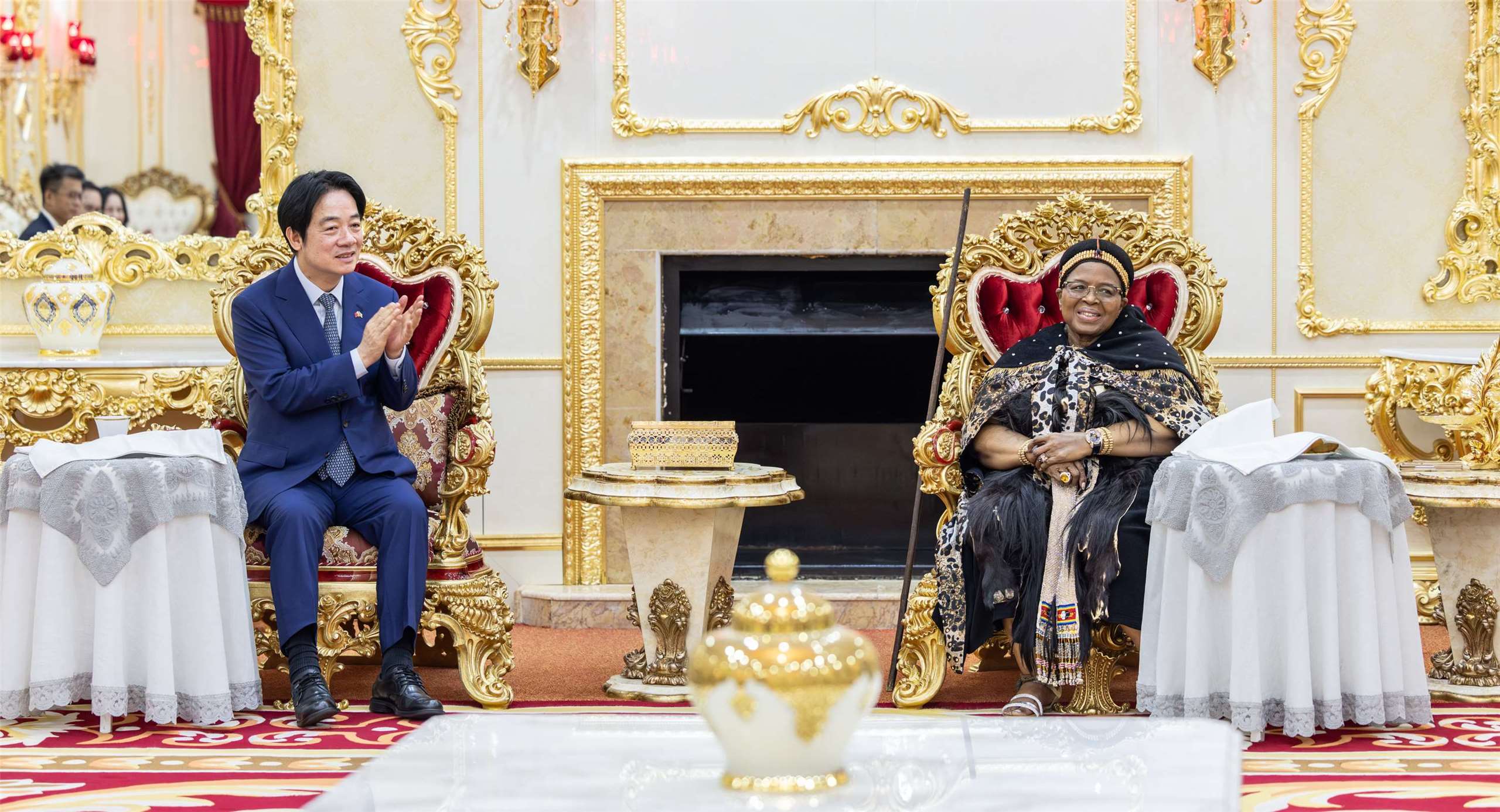 Präsident Lai trifft Eswatinis Königingmutter Ntombi Tfwalader. (Foto: Präsidialamt)