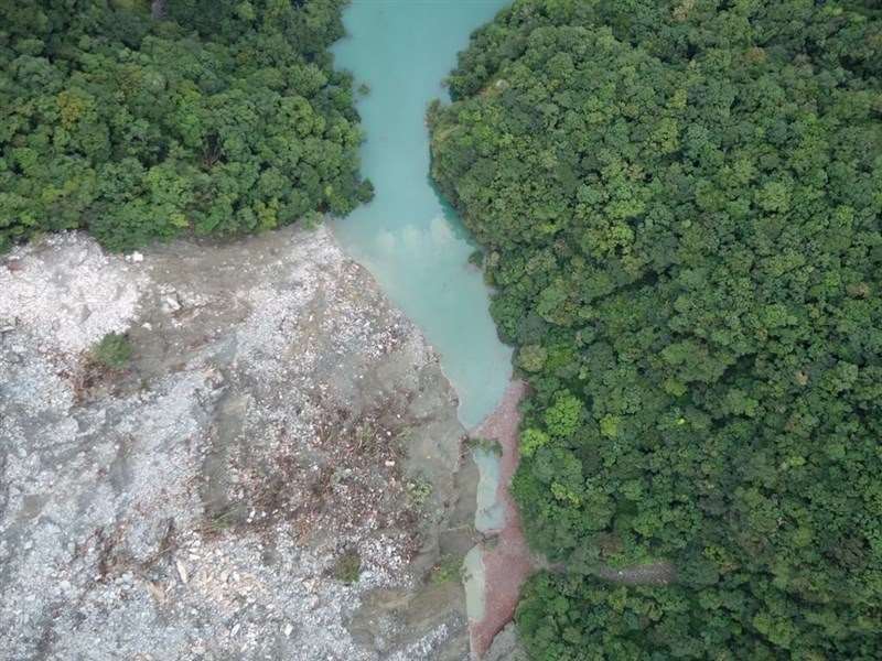Eine Luftaufnahme des durch einen Erdrutsch entstandenen natürlichen Stausees am Wanli River. (Foto mit freundlicher Genehmigung der Forestry and Nature Conservation Agency, Hualien Branch, 28. Juni 2026.)