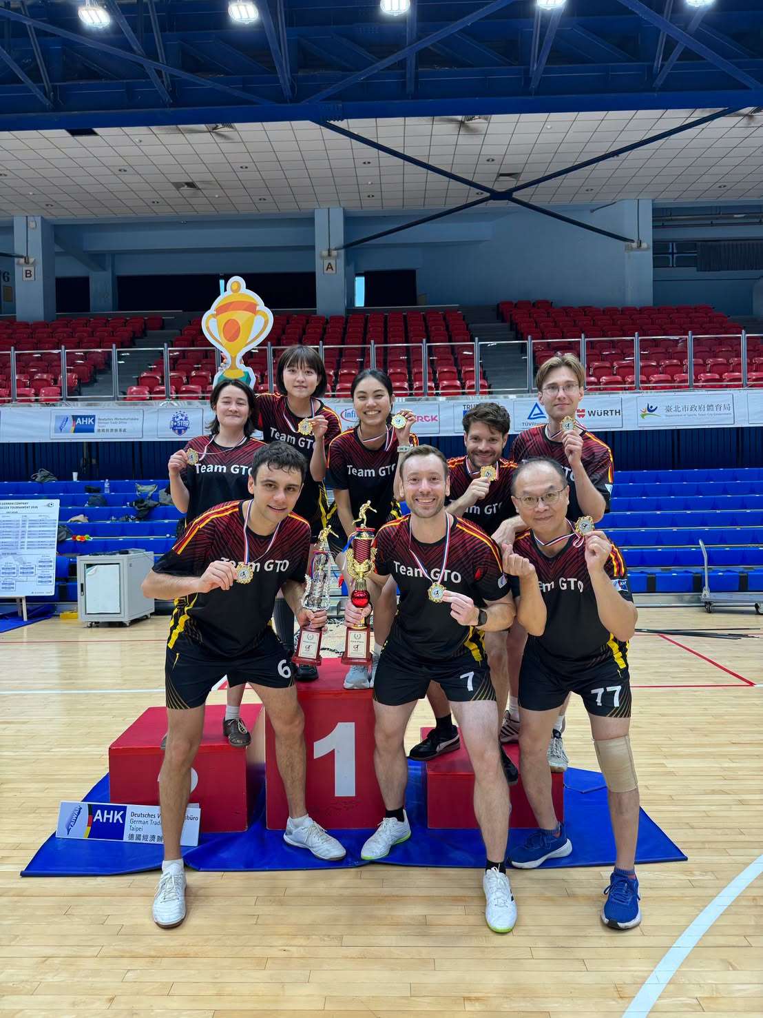 Das Team des Ausrichters, das Deutsche Wirtschaftsbüro Taipei, konnte diesmal den Siegerpokal in die Höhe heben. (Foto: Deutsches Wirtschaftsbüro Taipei)