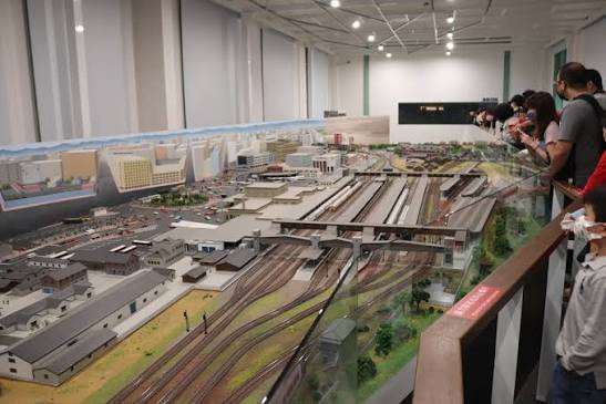 Und auch ein H0-Eisenbahnmodell darf nicht fehlen