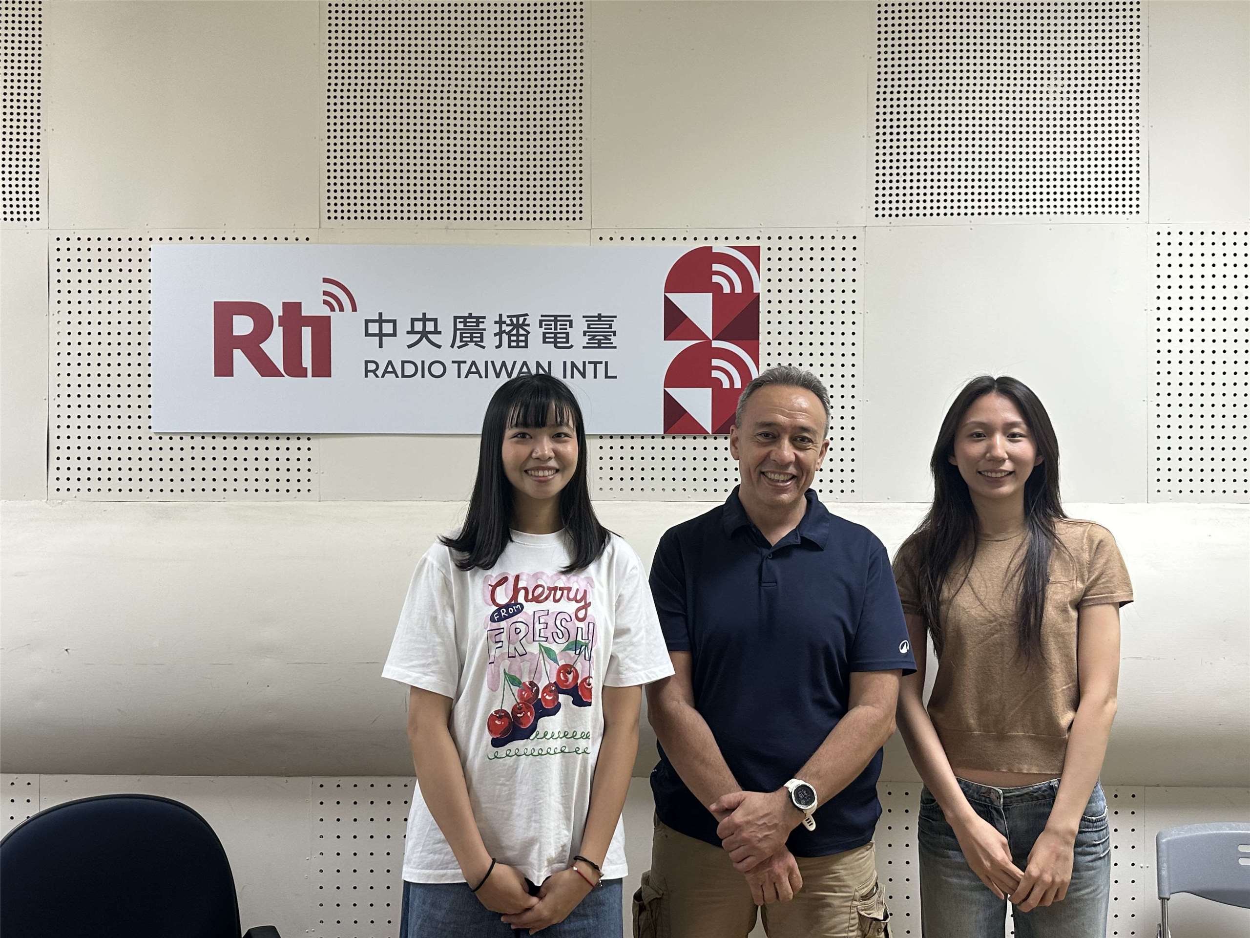 Alexis Liu (劉品慧/links) und Lisa Ho (何絲靖/rechts) mit Ilon im Studio