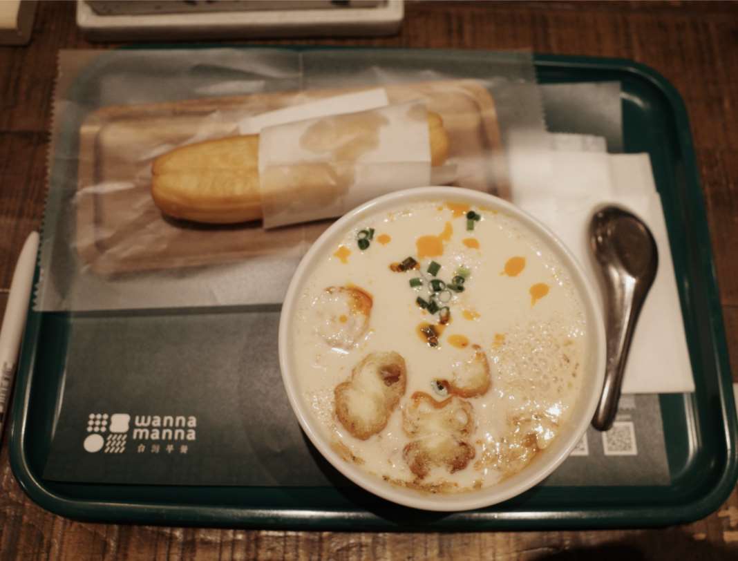 Taiwanisches Frühstück in Osaka: frittierte Teigstange (油條) und salzige Sojamilch (鹹豆漿); der Geschmack ist etwas milder als im Original. (Foto: Charlotte Cheng)