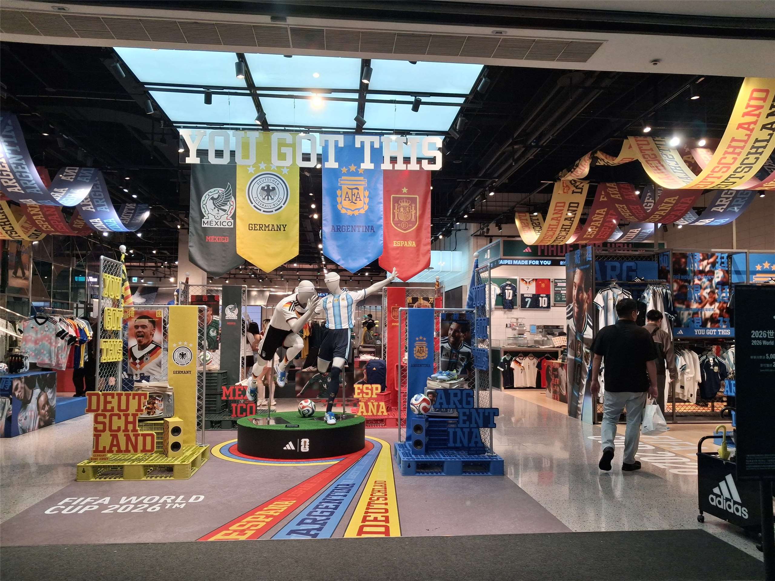 Dieser Adidas-Store im Taipeher Stadtzentrum ist voll im WM-Deko (Foto: Ilon Huang)