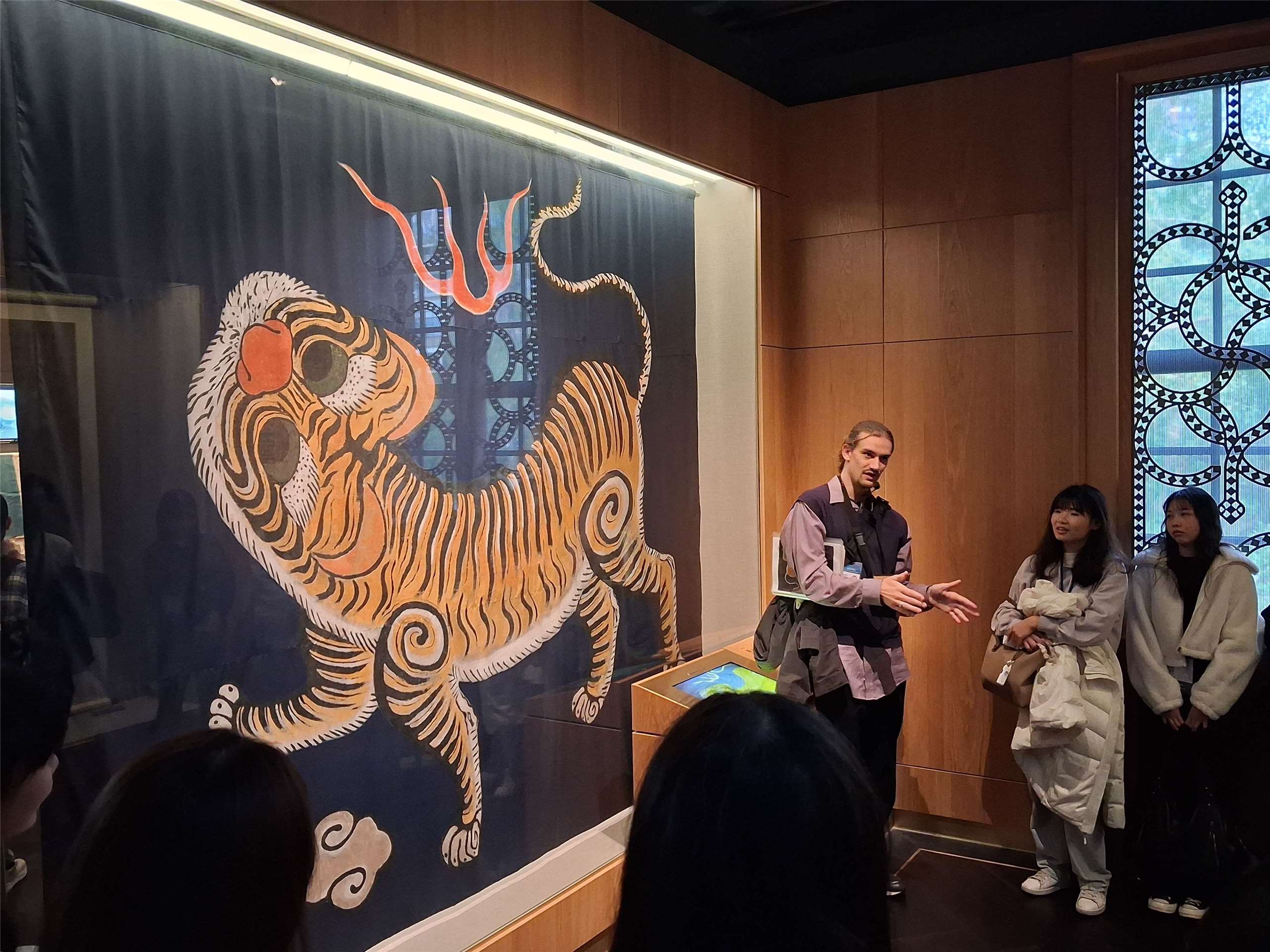 Felix während seiner ersten deutschsprachigen Führung für Studierende der Germanistik von der NCCU und der Osaka Universität