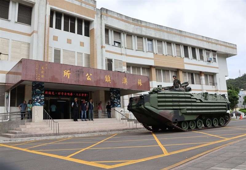 Taifun Bavi Ein amphibisches Angriffsfahrzeug des Typs AAV7 der taiwanischen Armee wurde am Freitag vor dem Bezirksamt von Su'ao im Landkreis Yilan stationiert, um Vorbereitungen auf den Taifun Bavi zu treffen. Das Foto wurde freundlicherweise vom Bezirksamt Su'ao zur Verfügung gestellt. (Foto: CNA)