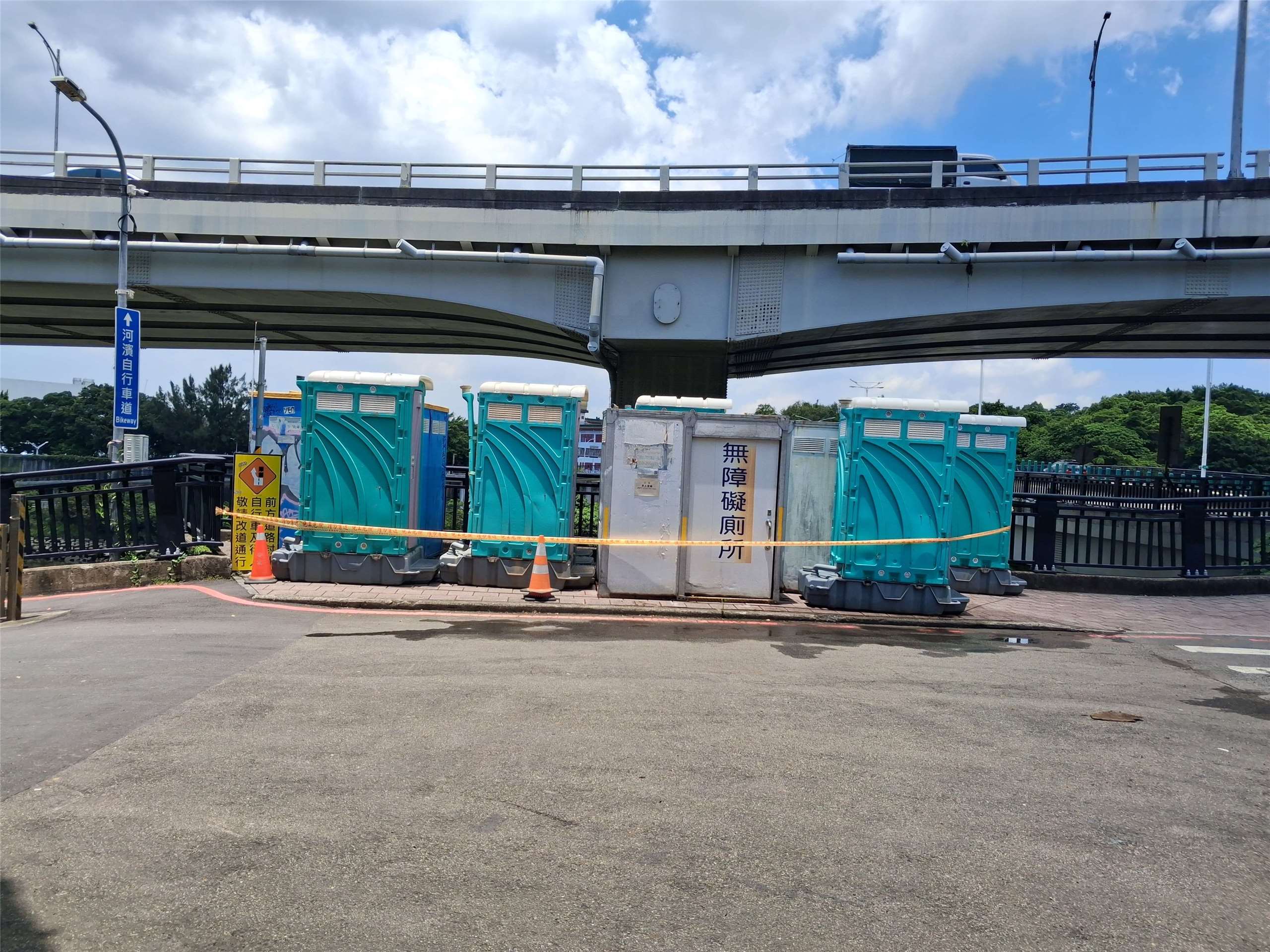 Als Vorbereitung auf den Taifun wurden z.B. über 100 mobile Toiletten aus den Flußparks auf höheres Gelände gebracht. (Foto: Ilon Huang)