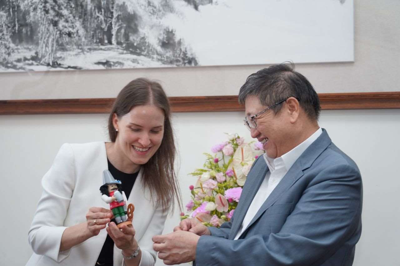 Dr. Eva Langerbeck und Landrat Yang Wen-ke tauschen Geschenke aus Teil 1 (Foto: Deutsches Wirtschaftsbüro Taipei)