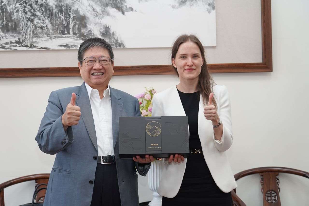 Dr. Eva Langerbeck und Landrat Yang Wen-ke tauschen Geschenke aus Teil 2 (Foto: Deutsches Wirtschaftsbüro Taipei)