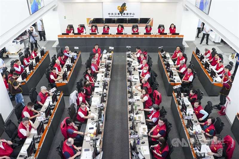 Präsident Lai Ching-te (Mitte, hinten) leitet am Freitag die Sitzung des Zentralen Katastrophenschutzzentrums Taiwans zur Reaktion auf den Taifun Bavi. (Foto: CNA, 10. Juli 2026.)