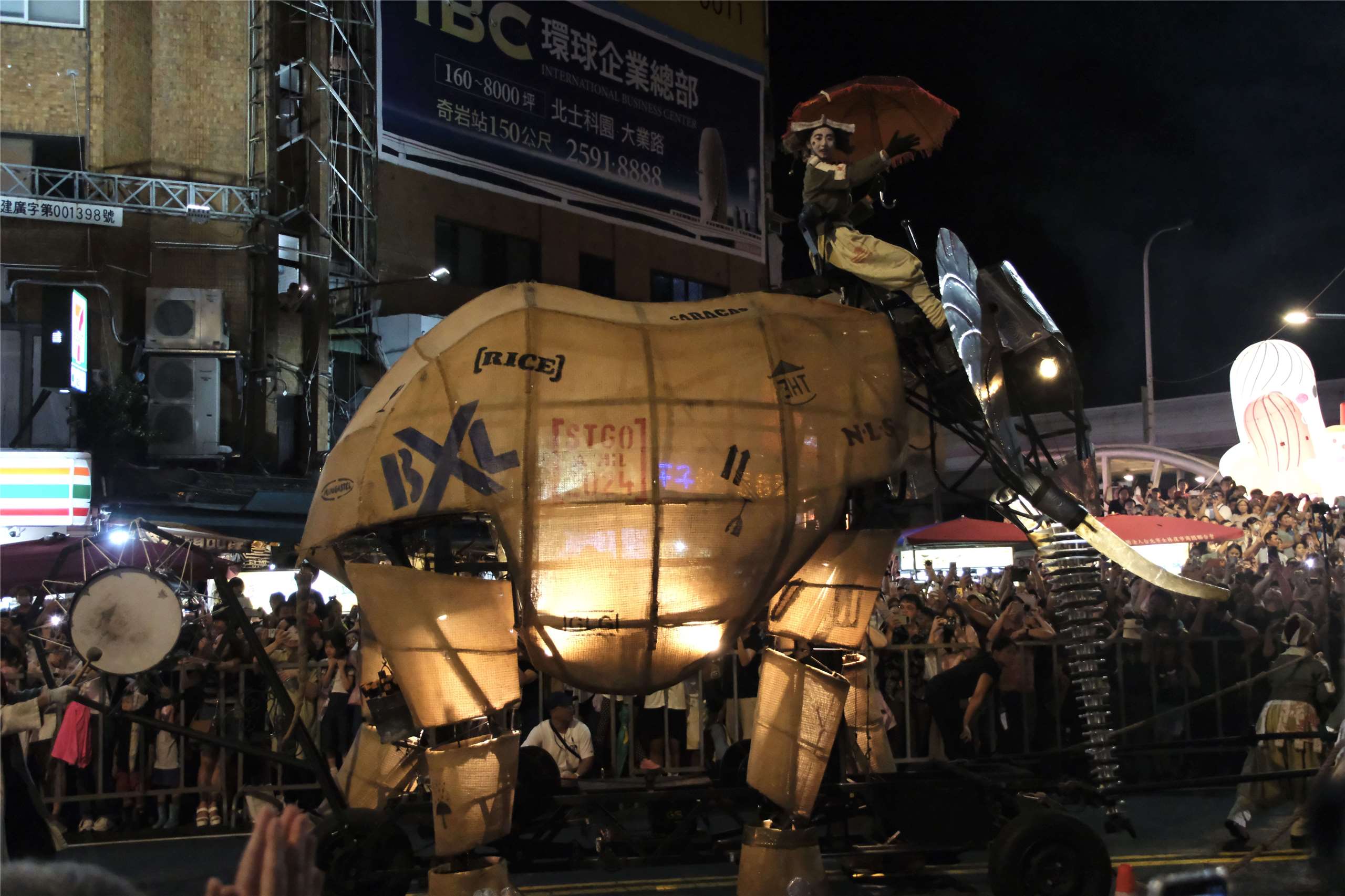 "Trois éléphants passent ..." am Samstag in Taipei (Foto: Rti)