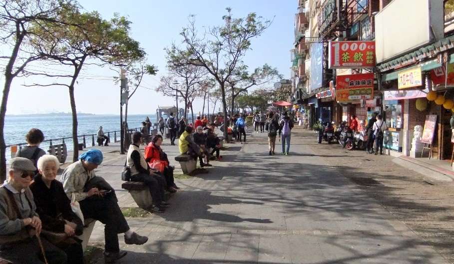 Die Tamsui-Promenade bietet für jeden etwas: vom Eis bis zum Luftballonschießen