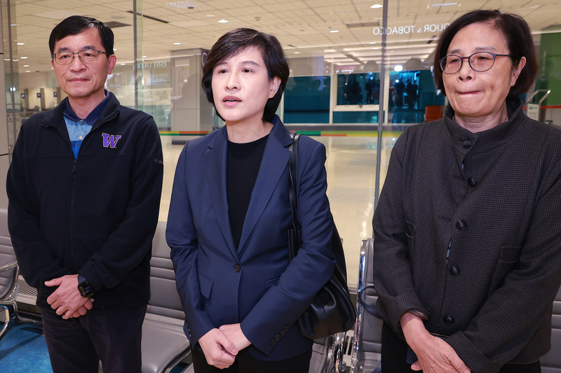 Vice Premier Cheng Li-chiun (center) recently traveled to the U.S. again to negotiate reciprocal tariffs. She returned to Taiwan on a flight early on Wednesday and gave a joint media interview at Taoyuan International Airport, stating that the negotiating team never made a 50/50 promise for chips. (Photo: CNA)