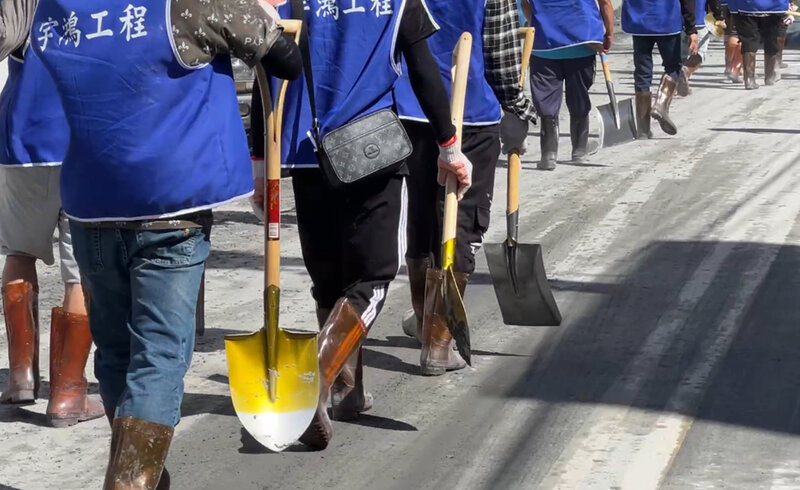 "Shovel heroes" have flocked to the disaster area to provide relief. (Photo: CNA)