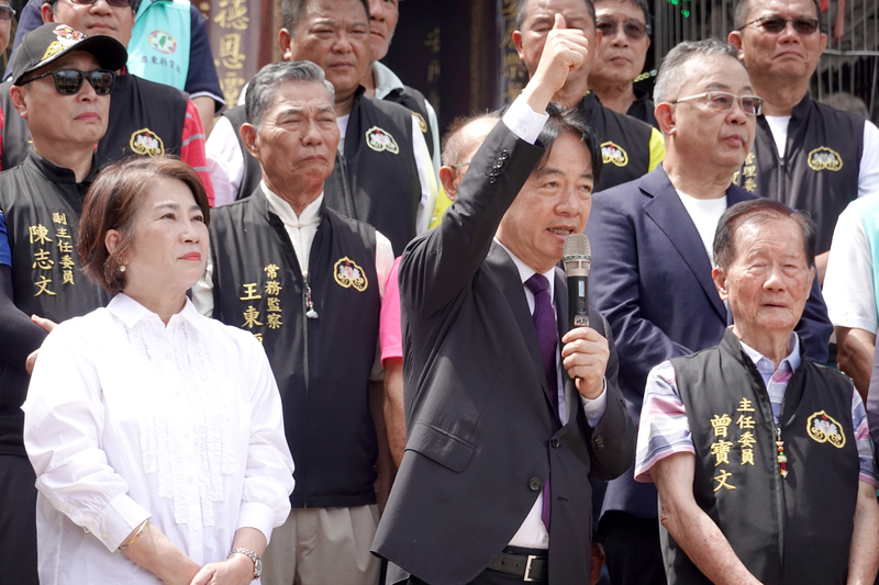 On a temple visit in Pingtung on Friday, President Lai (center) said he admires and is grateful for the people of Taiwan’s compassion, solidarity, and outreach in Hualien clean-up efforts. (Photo: CNA)
