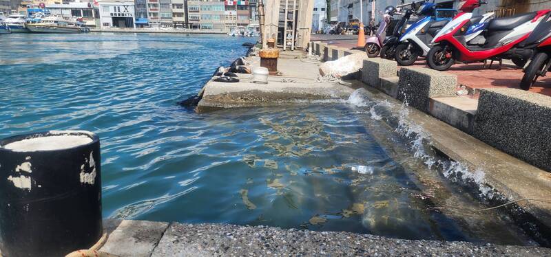 Mid-Autumn high tides in low-lying areas around Magong approached the warning lines during the 10 a.m. high tides on Monday. Fortunately, no flooding was reported, and waters receded to normal levels later in the day. Exceptionally high tides are expected in all the outlying islands from Monday to Friday. (Photo: CNA)