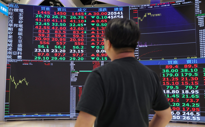 Huang outlined a two-track strategy: the U.S. and its allies must retain access to the most advanced chips while ensuring developers worldwide continue building on an American “tech stack.” (Photo: CNA)