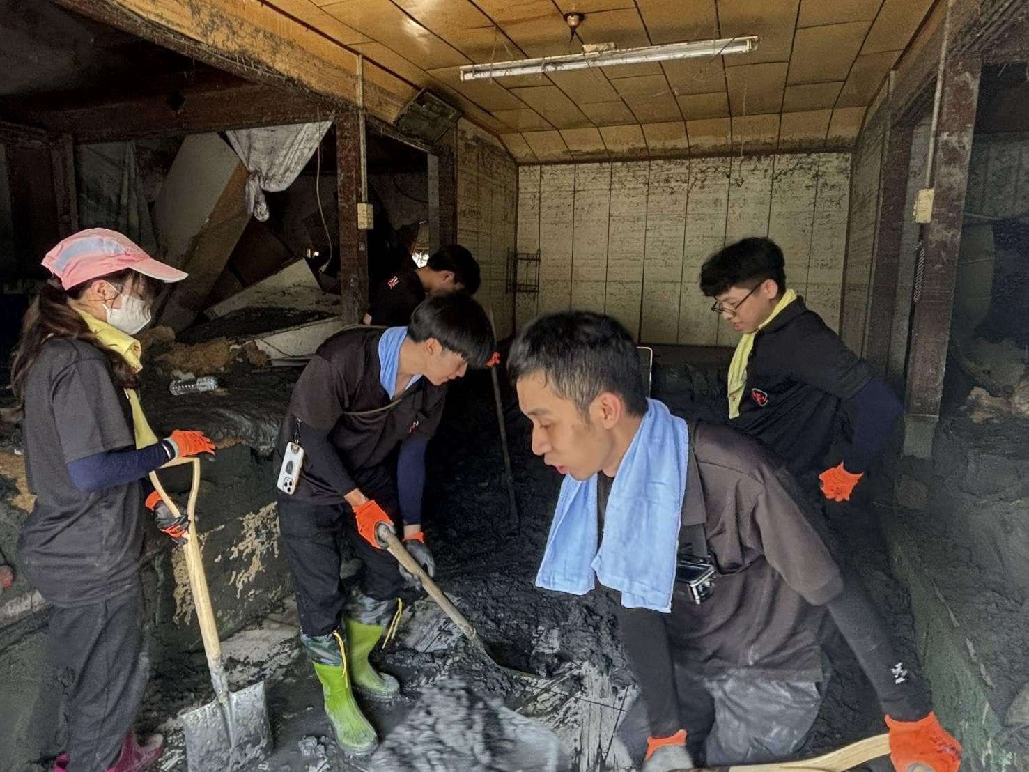 Volunteer teams dug deep into the disaster-stricken areas of Hualien. (Photo provided by National Chin-Yi University of Technology)