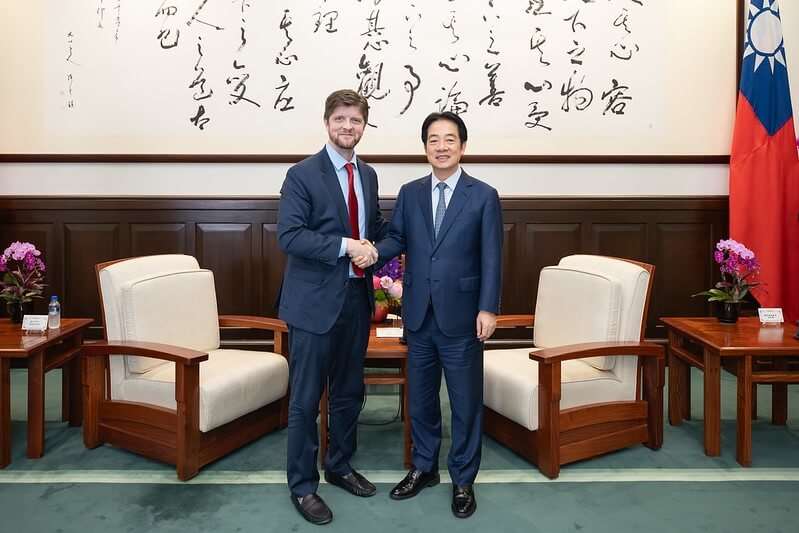 President Lai Ching-te sat down with American conservative radio host Buck Sexton. (Photo: Presidential Office)