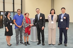 Governor Dame Froyla Tzalam of Belize (center-left) and her husband arrived in Taiwan Thursday morning, with plans to attend Taiwan's National Day celebrations. They were greeted at Taoyuan International Airport by Deputy Foreign Minister Chen Ming-chi (center-right). (Photo: CNA)